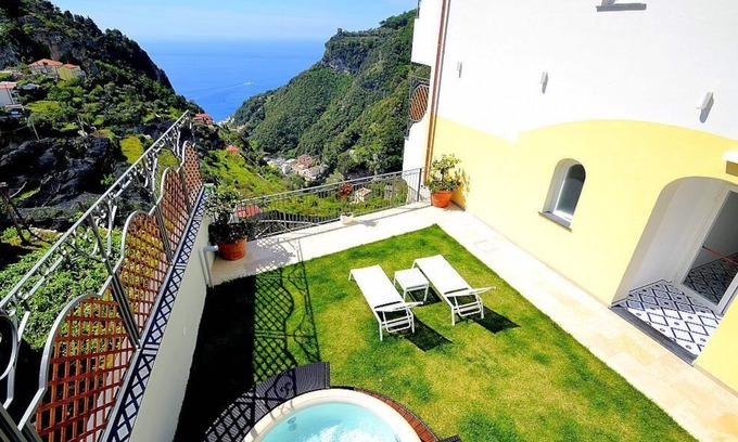 Pontone House | Villa Clarice B, fully refundable with voucher*: A bright and sunny studio apartment in a quiet position, located on a hillside above the sea, with Free WI-FI.