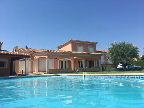 Carpentras Villa | Villa et maisonnette provençales