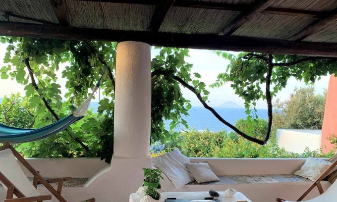 Malfa House | Villa Ginestra - from the end of the 19th century, elegant and with a splendid view of the sea