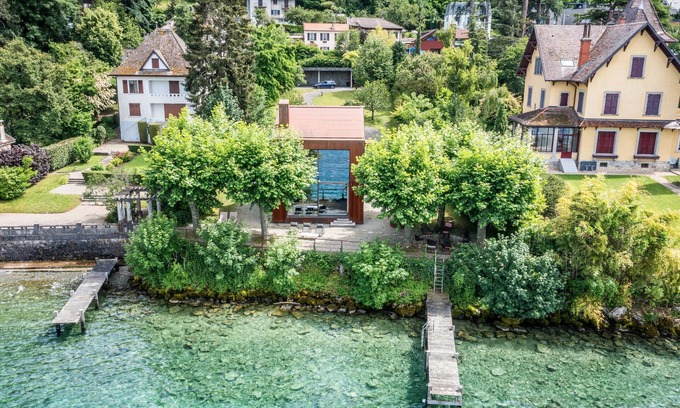 Thonon-les-Bains Villa | Villa 'Otoctone Bord Du Lac Léman' with Lake View, Wi-Fi and Air Conditioning