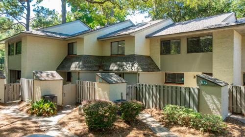 Folly Field Villa | Walk to Beach, Pet Friendly, Homey