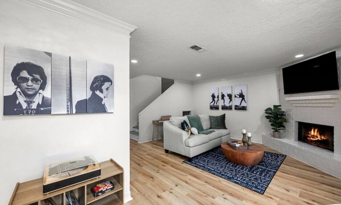 Montrose Villa | Walkable Montrose 2BR | Music Retreat | Sleeps 10