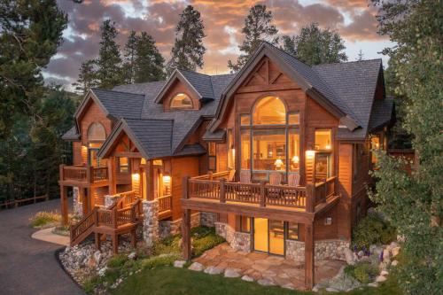 Historic District House | Walking distance to downtown Breck, Stunning ski resort panorama, hot tub, foosball, arcade machine!