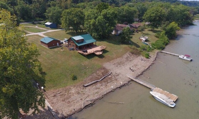 Parkersburg Cabin | Waterfront Log Cabin and Boaters Paradise with Private Boat Dock Access