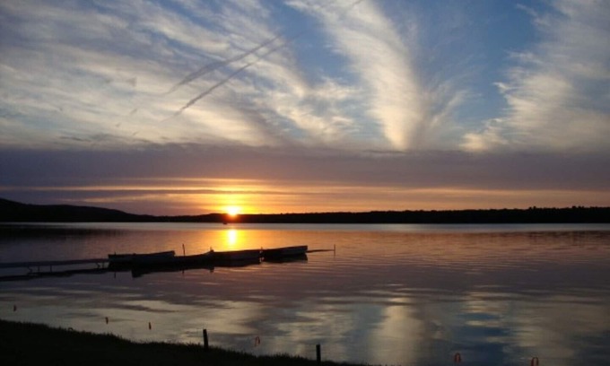 Maple City Cabin | Waters Edge Lakefront Cottage between Glen Arbor & Leland