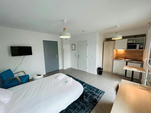 Barbatre Apartment | We Live In R - Suite 201