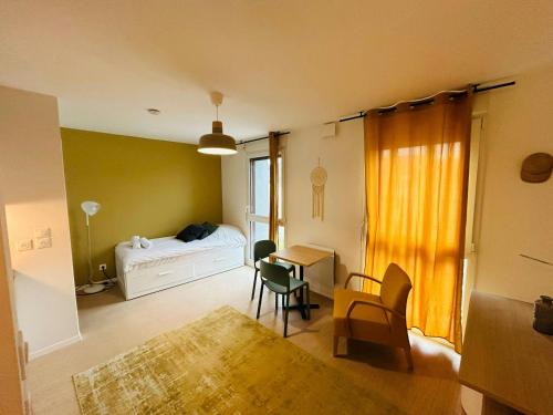Barbatre Apartment | We Live In R - Suite 402