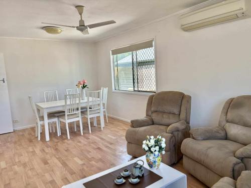 Graceville House | Welcome to your leafy retreat in Graceville!