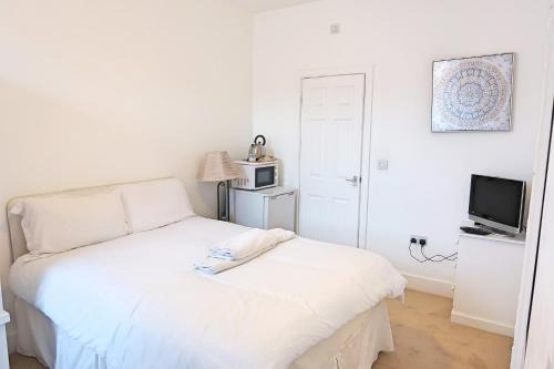 Doncaster House | Whitburn Guest House About 7 mins Walk To The City Free Internet TV