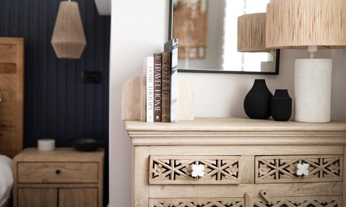 Hotham Heights Apartment | White Crystal 213