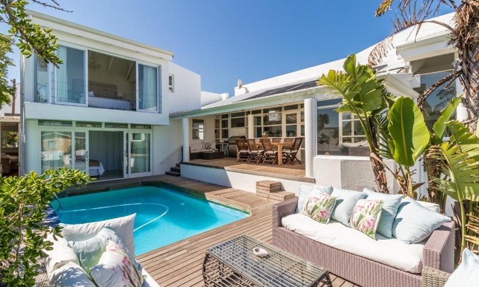 Bloubergstrand House | White Waves Beach House