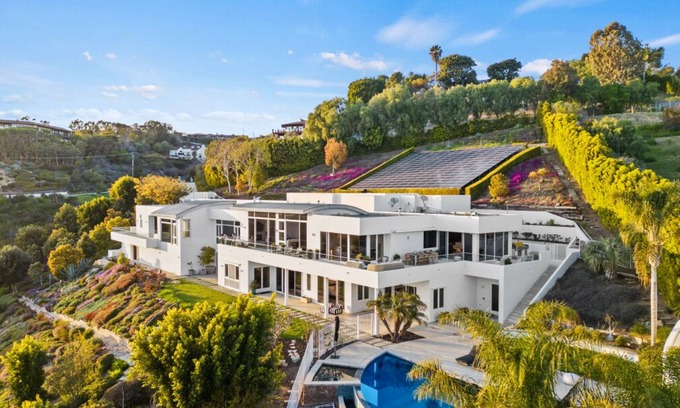 Central Malibu Villa | Winding Way - Modern Malibu Masterpiece with Unobstructed Ocean Views