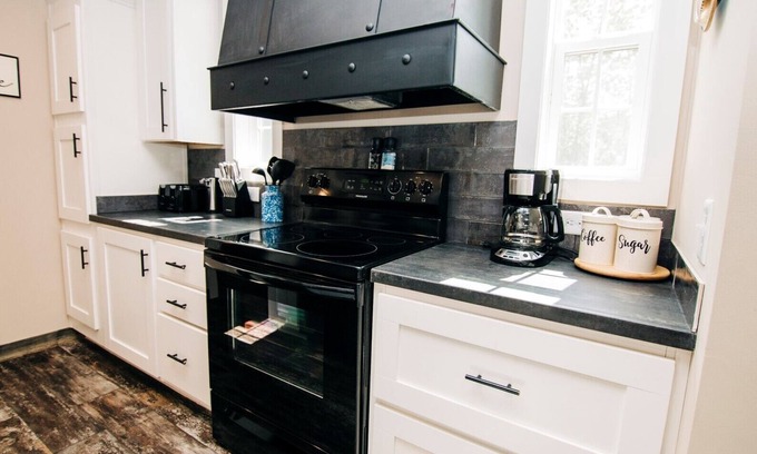 Rogersville House | WINTER LONG-TERM RATES 40% off RUSTIC MODERN HOME NESTLED IN THE OZARK WOODS