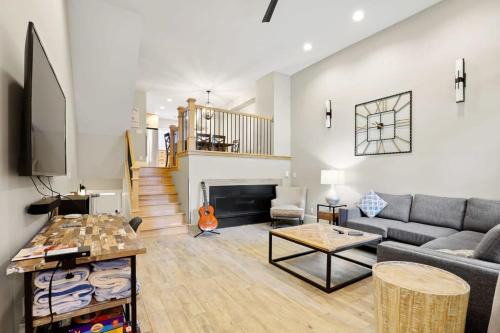 Four O'Clock House | Winterpoint 2 BR Condo Walk to Main St Plus Hot Tub