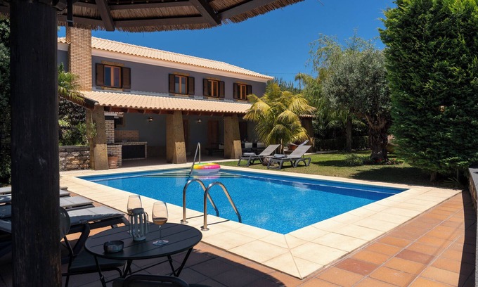Prazeres Villa | With pool, garden and barbecue - Vila Esperança