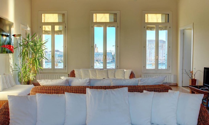 Dorsoduro Apartment | WONDERFUL-PANORAMIC-CANAL-VIEW 4pax Wi-Fi aircond