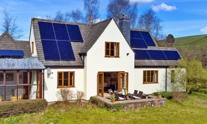 Llanidloes House | Wonderful villa for 6 guests with WIFI and terrace