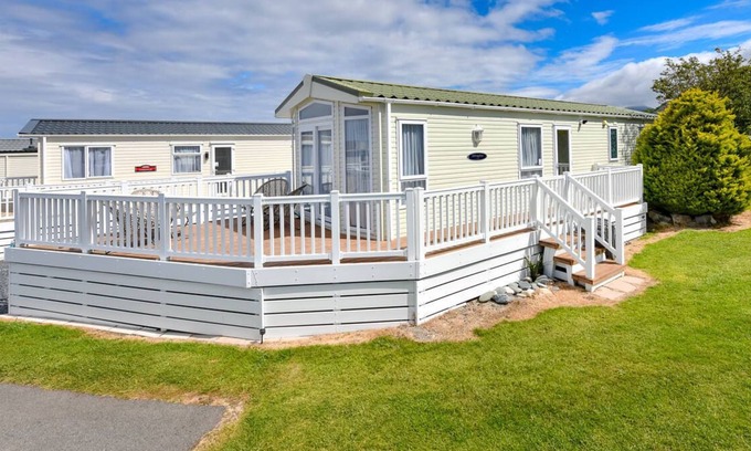 Rhyd-y-clafdy Ski Chalet | Y5 Aberafon Holiday Park