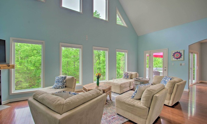 Buckingham House | Yogi’s Paradise w/Deck ~ 1 Mi to Yogaville!