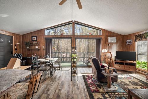 The Woods Ski Chalet | Zen Vibe w Fireplace Grill Deck & Screened Porch