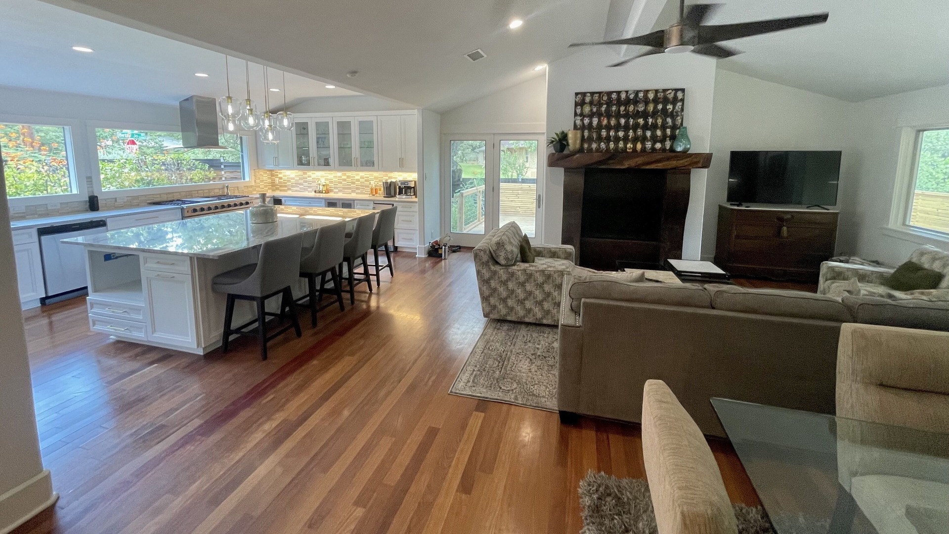 Photo of Livingroom in South River City