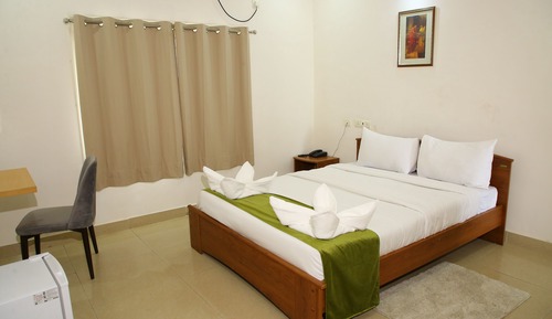 Deluxe Double Room (Room in a 3-Bedroom Apartment)