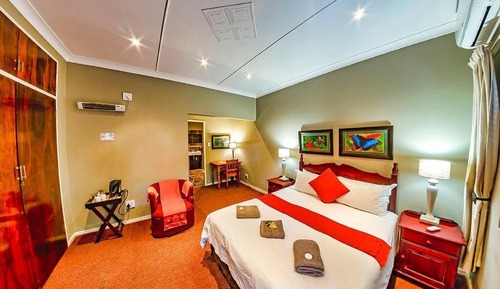 Double room, bath & shower 