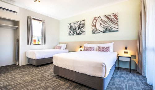 Studio Queen & Extra Bed