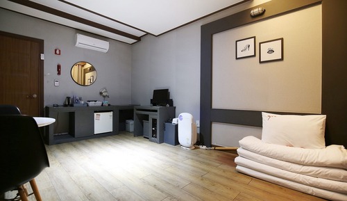 Room (On-dolOndol Room)