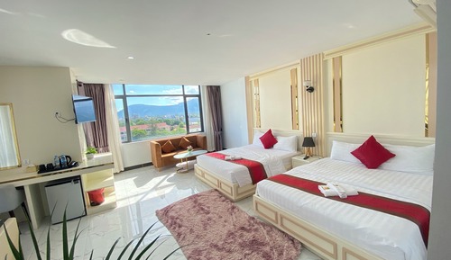 Deluxe Queen Bed with balcony (02 queen beds)
