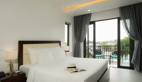 Suite Pool View
