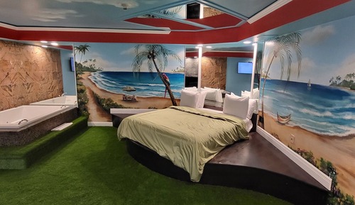 Hawaiian Paradise Romantic Suite with Hot Tub and Fireplace