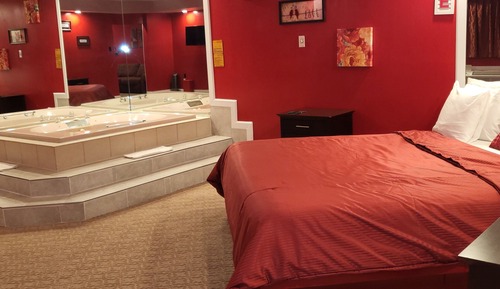 Red Romantic Suite Hot Tub & fireplace