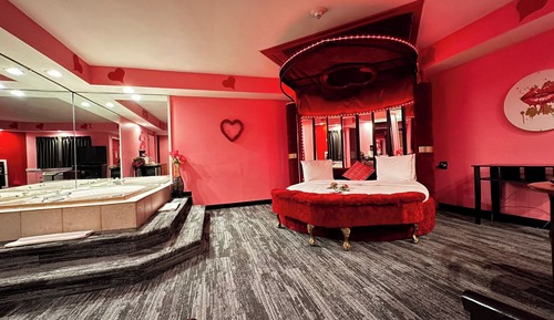 Sweetheart Romantic Suite with Jacuzzi and Fireplace