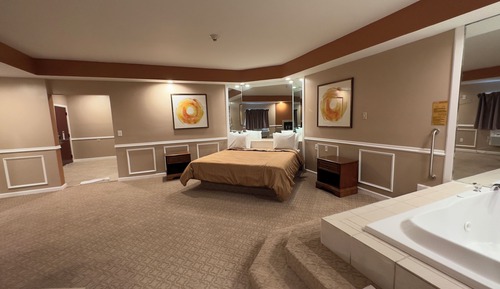 Honeymoon Accessible Hot Tub & Fireplace