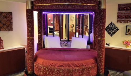 Asian Theme Suite with Hot Tub-Fireplace