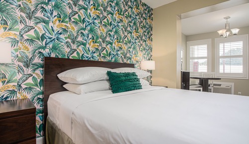 Single Queen w/ Breakfast Nook