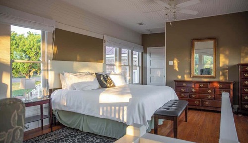 House, 1 King Bed, Patio (524 Austin St- Guest)