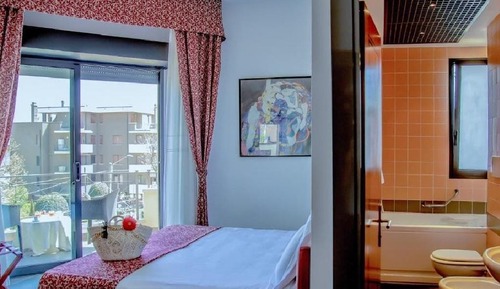 Quadruple Room, Jetted Tub