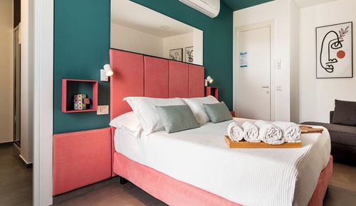 Camera Comfort con letto matrimoniale o 2 letti singoli , balcone vista mare 