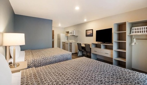 Queen Suite Two Queen Beds w/ Dishwasher (Dishes/Cookware Included)