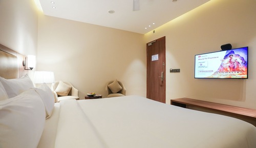 Deluxe Room, 1 King Bed, City View