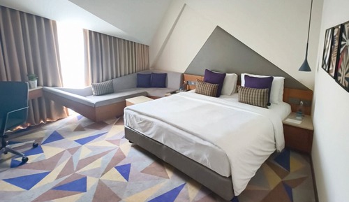 Deluxe Room, 1 King Bed (Airport View)