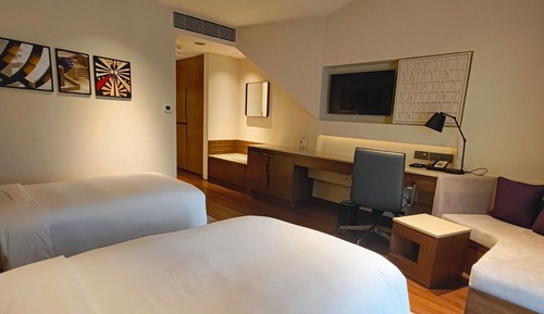 Deluxe Room, 2 Twin Beds (Airport View)