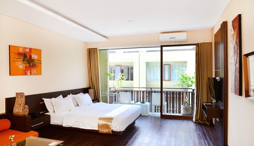 Deluxe Studio Suite, 1 King Bed, Balcony