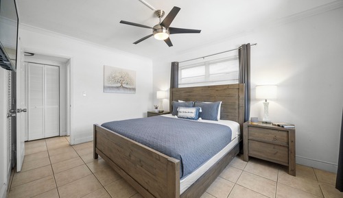 Deluxe 1-Bedroom King w/ Kitchen & Sofa Bed