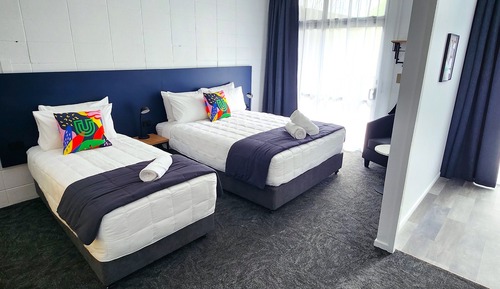 Queen + 1 Single with Kitchenette & Ensuite bathroom