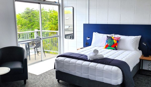 Queen Studio & Ensuite bathroom