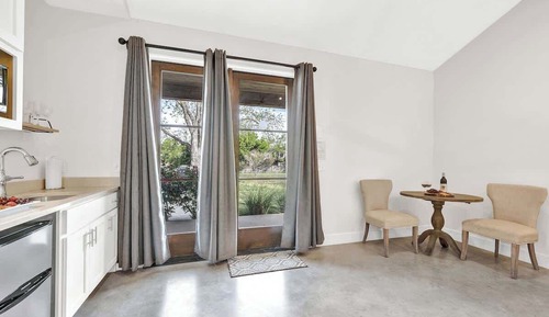 Cottage, 1 King Bed, Pool Access, City View (205 E Schubert St A)