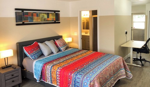 Classic Studio Suite (Queen Bed, Desk, Roku-TV)